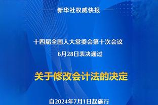 球迷扔金币巧克力抗议！日本球员捡起来吃了